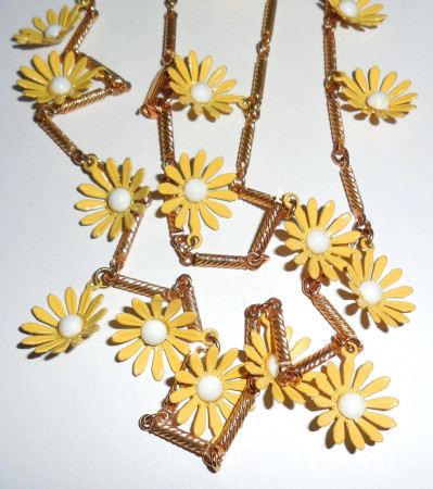 1960s Vintage 32 Inch Metal Daisy Dangles Necklace